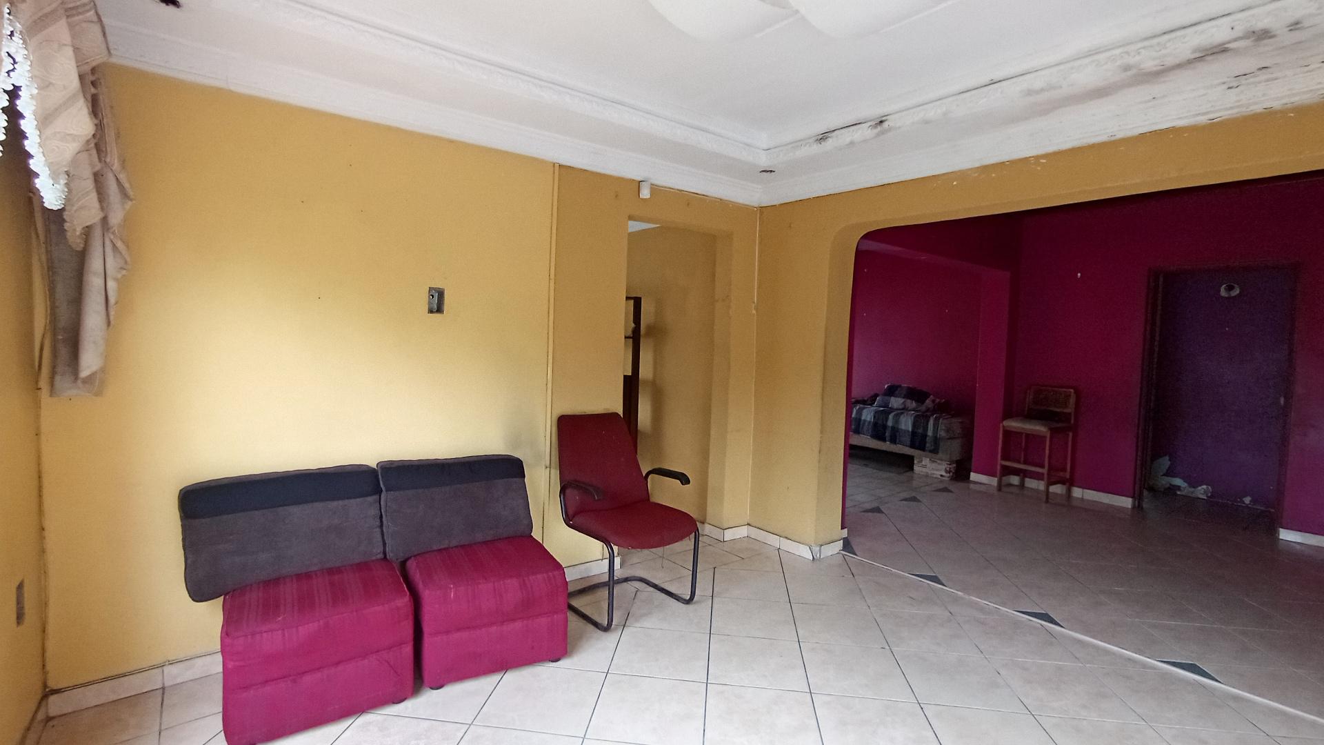 Lounges - 31 square meters of property in Umlazi