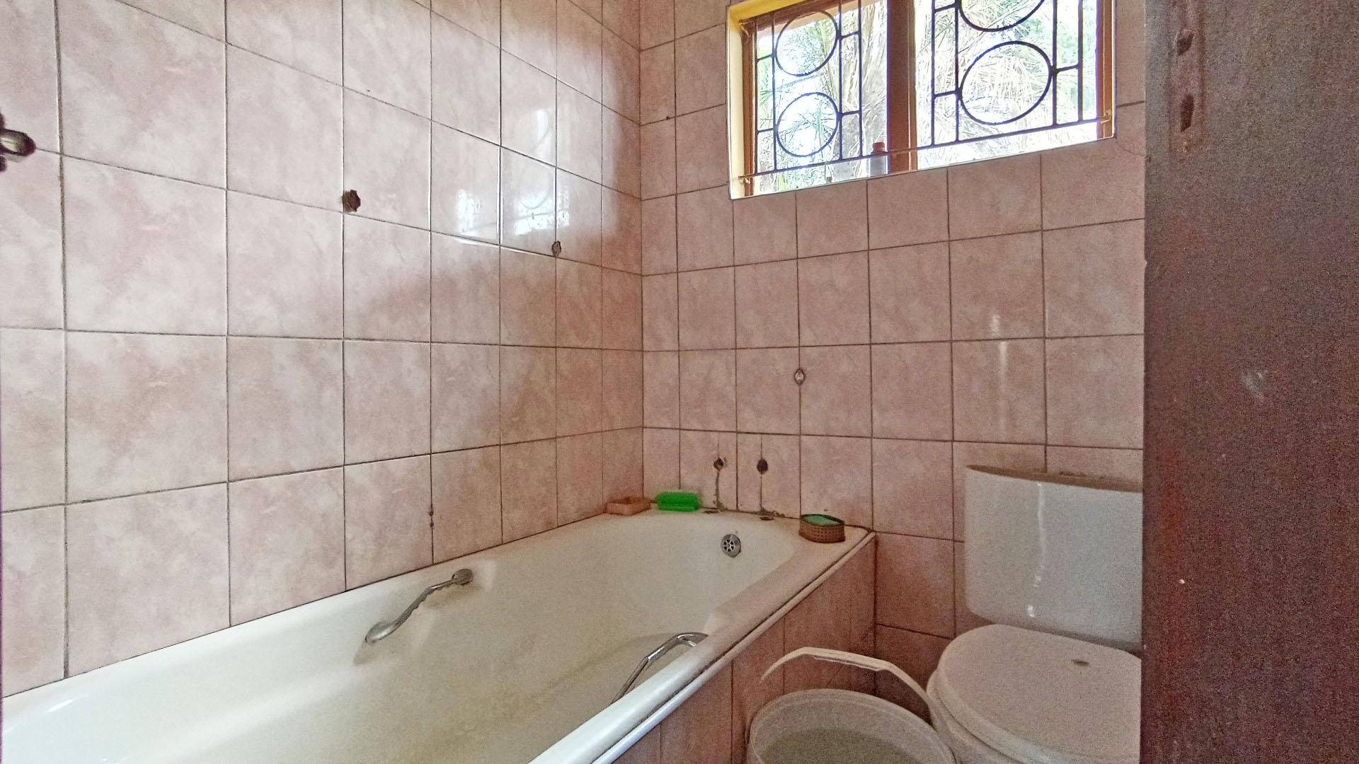 Bathroom 1 - 4 square meters of property in Umlazi
