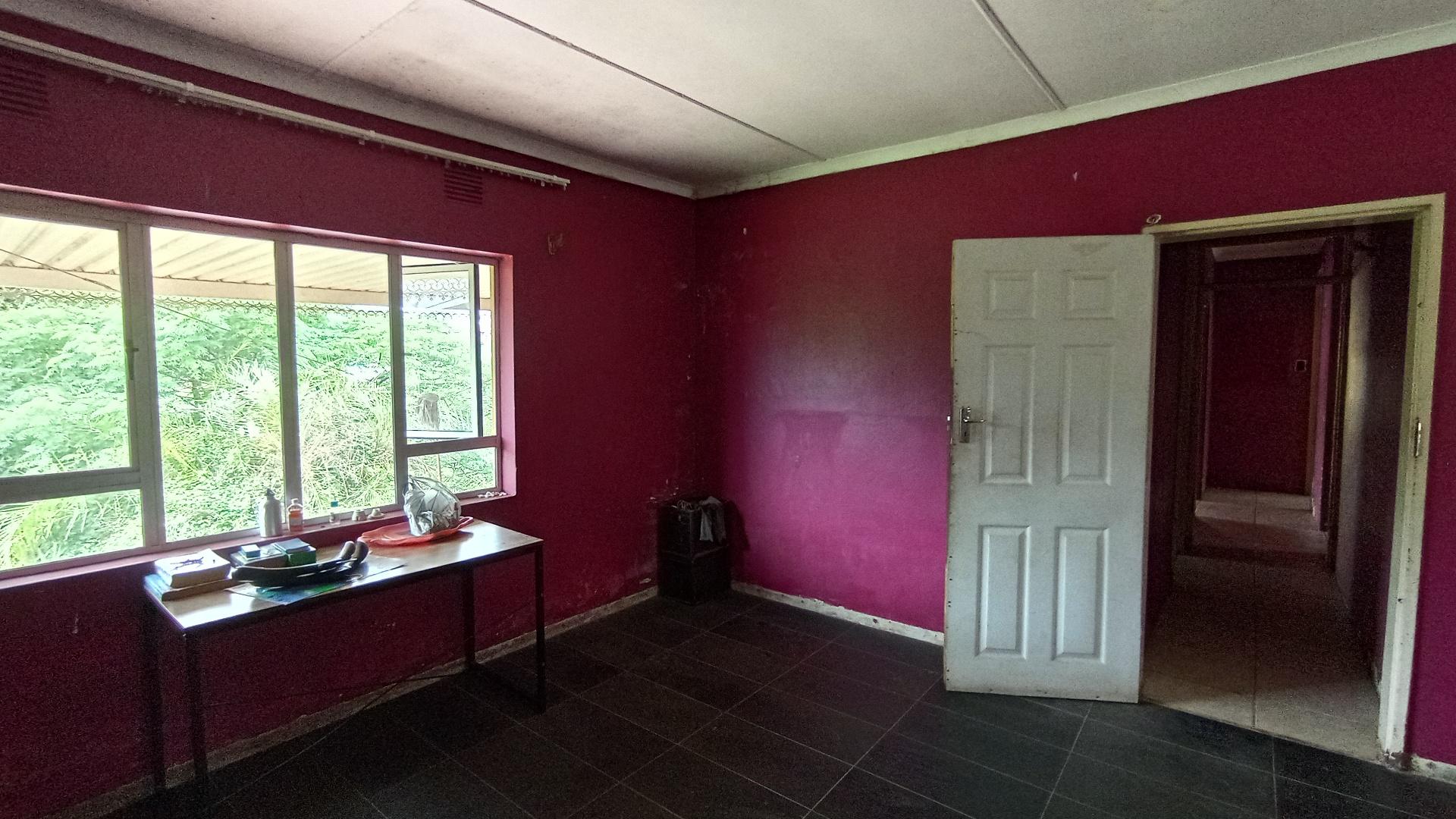 Main Bedroom - 25 square meters of property in Umlazi