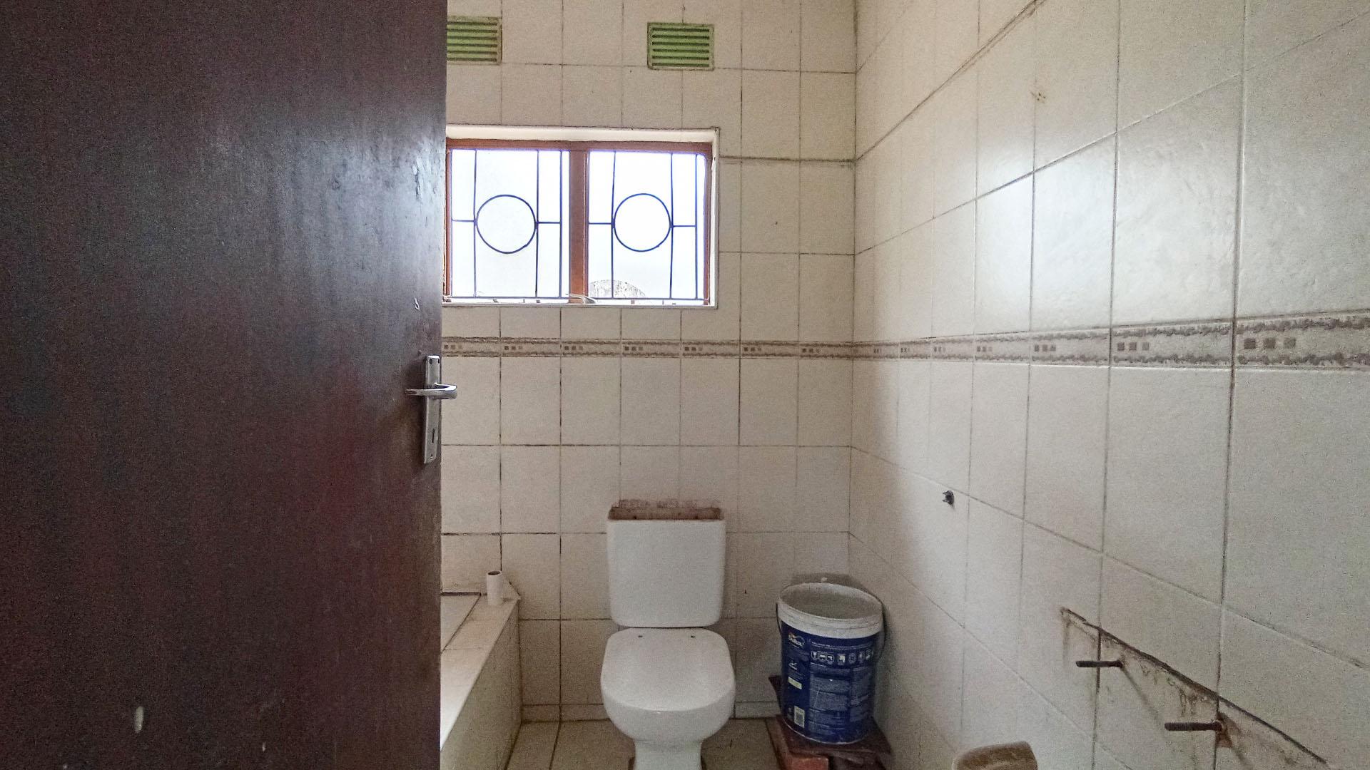 Main Bathroom - 5 square meters of property in Umlazi