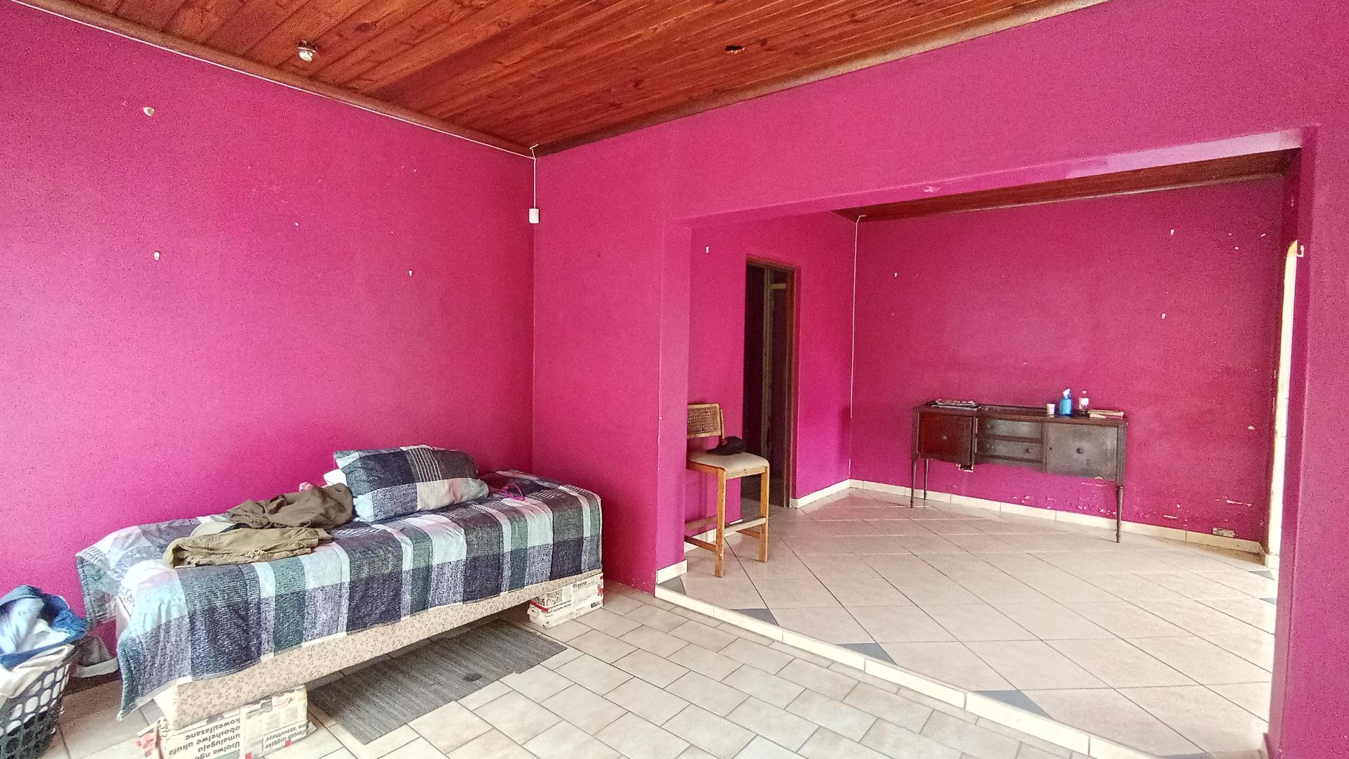 Lounges - 31 square meters of property in Umlazi