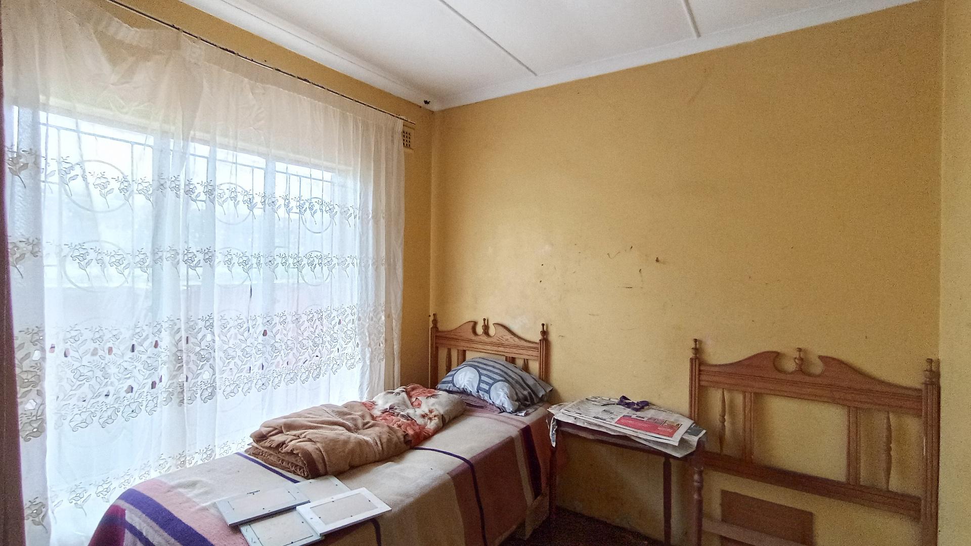 Bed Room 1 - 11 square meters of property in Umlazi