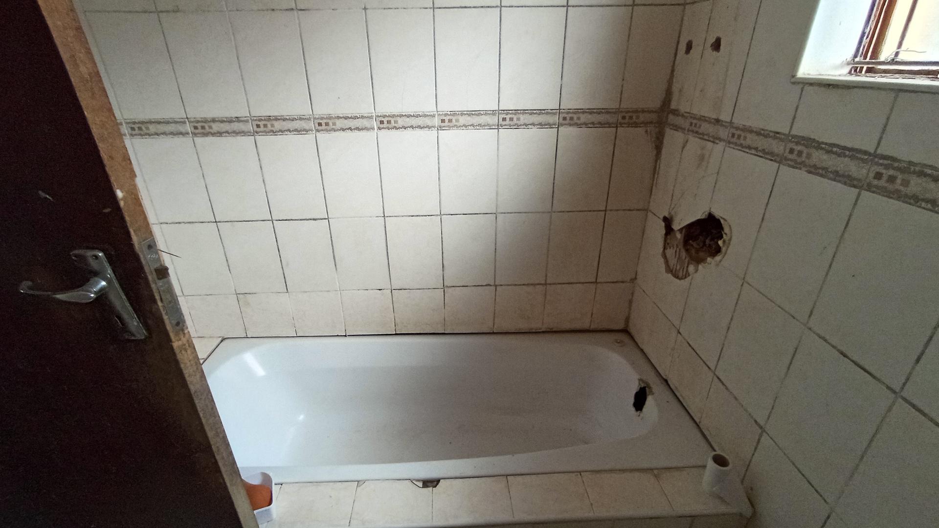 Main Bathroom - 5 square meters of property in Umlazi