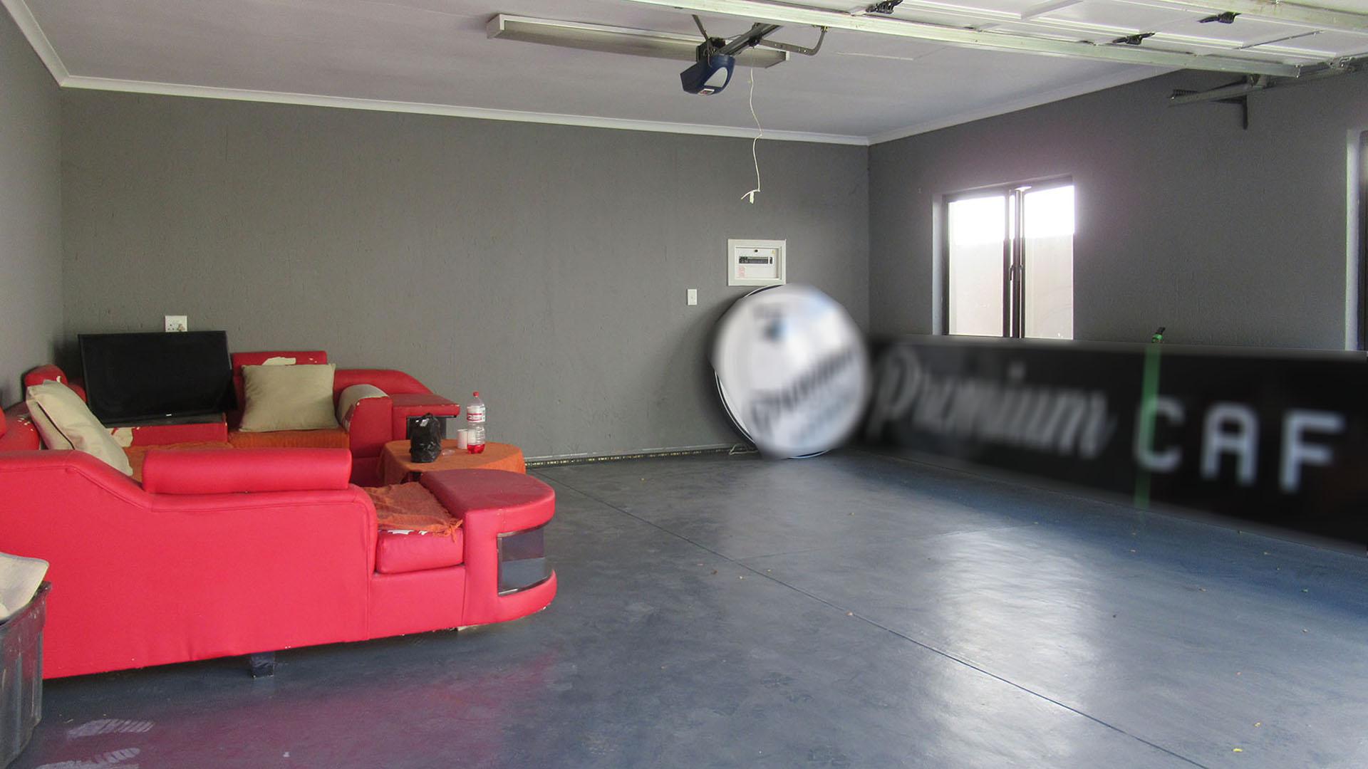 Garage - 103 square meters of property in Fourways