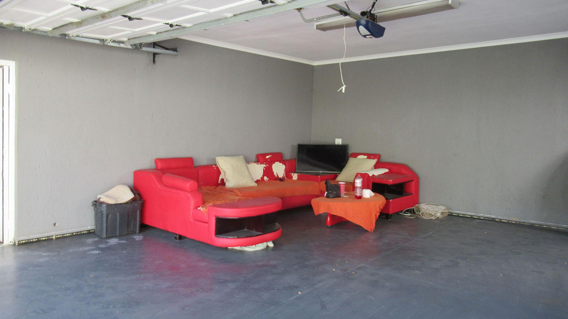 Garage - 103 square meters of property in Fourways