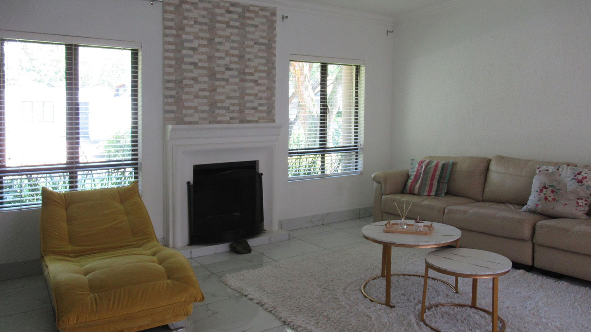 Lounges - 86 square meters of property in Fourways