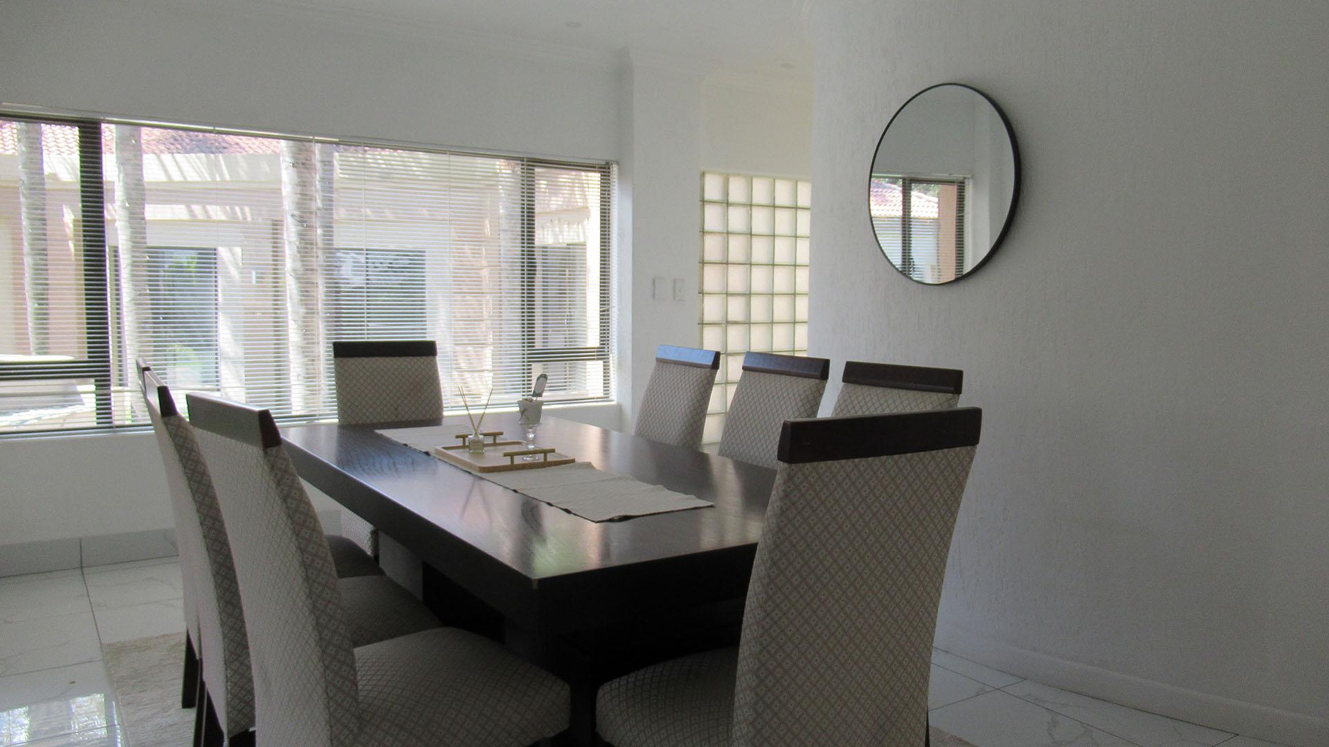 Dining Room - 20 square meters of property in Fourways
