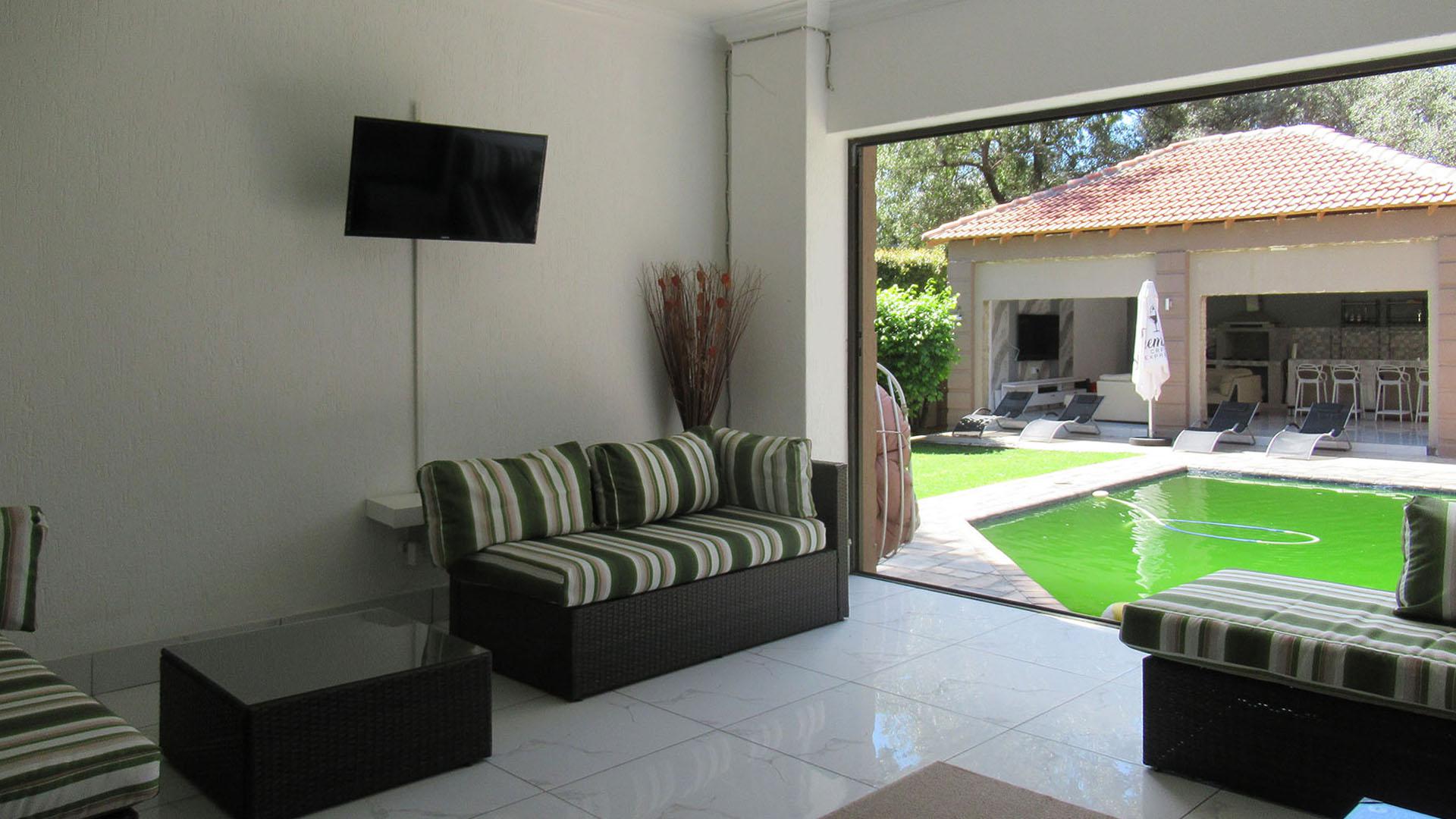 Lounges - 86 square meters of property in Fourways