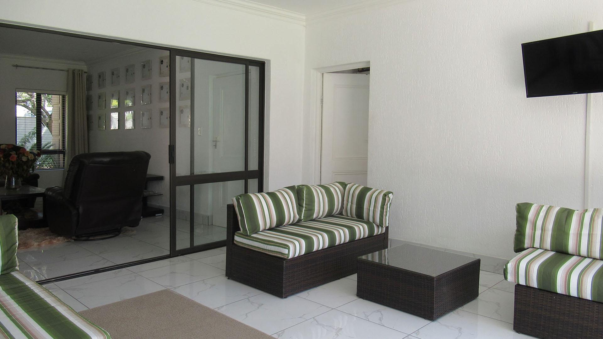 Lounges - 86 square meters of property in Fourways