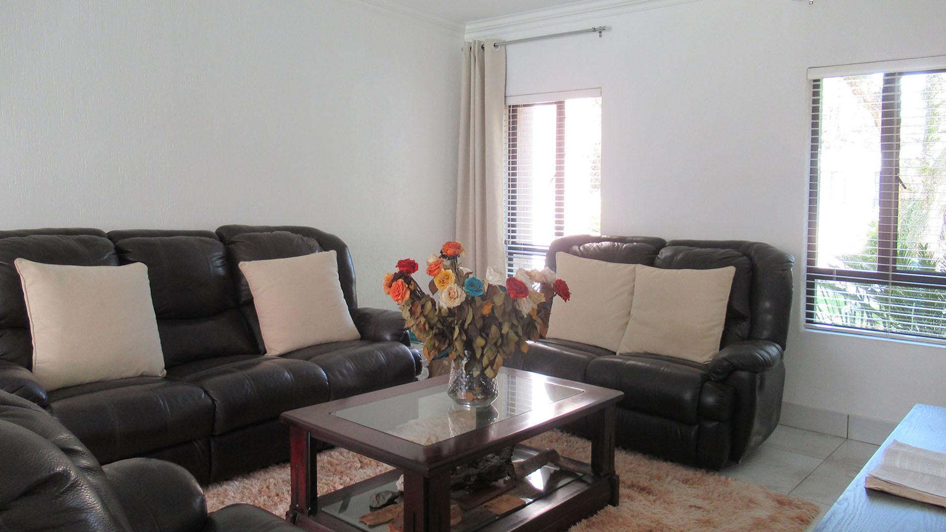 Lounges - 86 square meters of property in Fourways