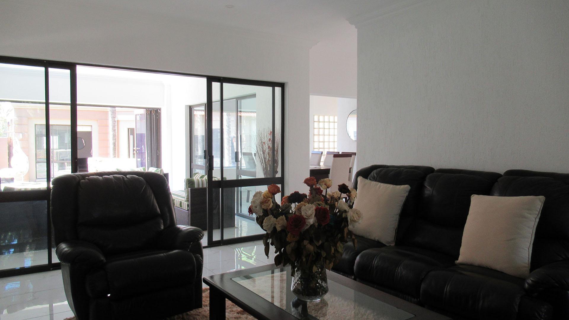 Lounges - 86 square meters of property in Fourways