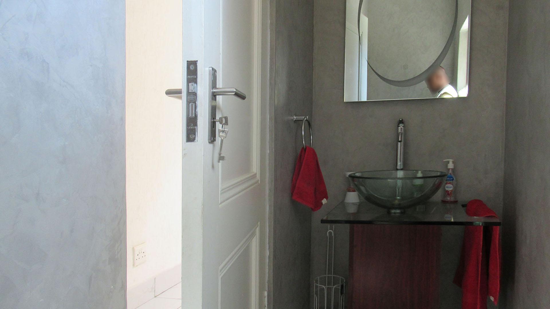 Guest Toilet - 4 square meters of property in Fourways