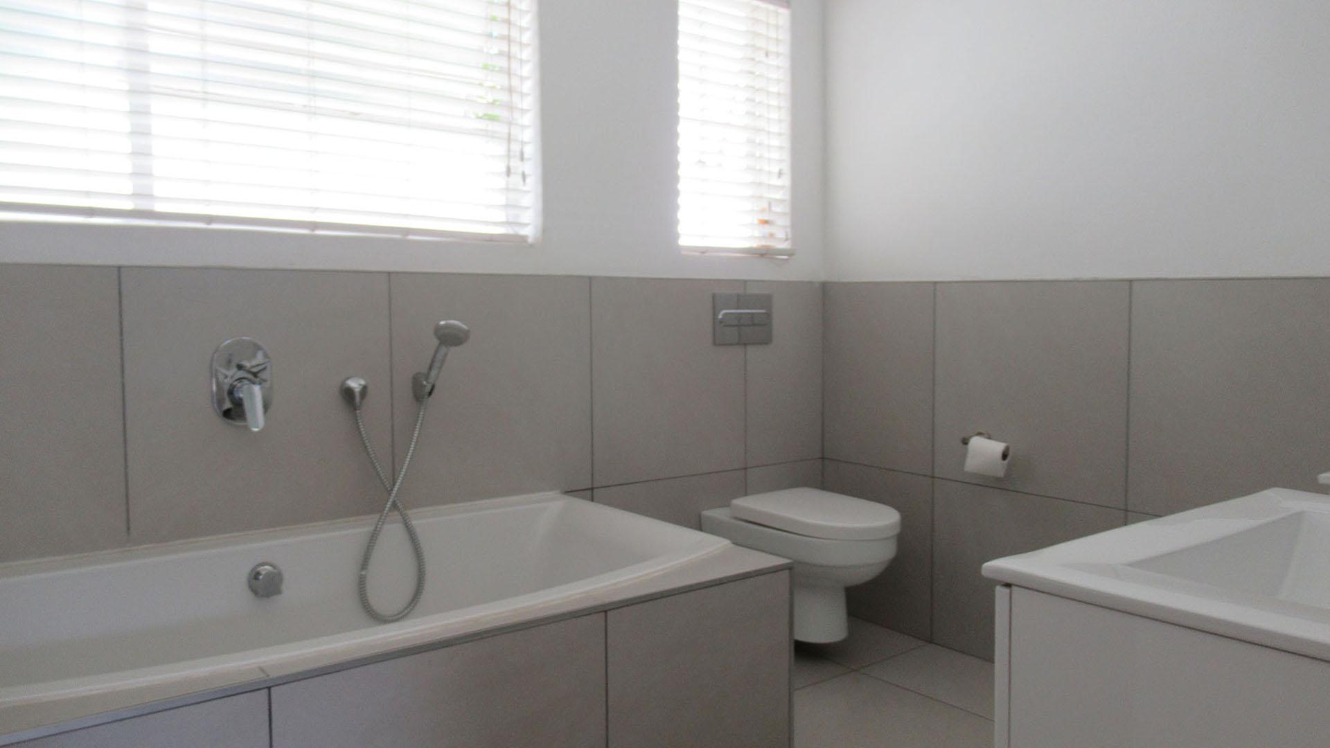 Bathroom 2 - 11 square meters of property in Fourways