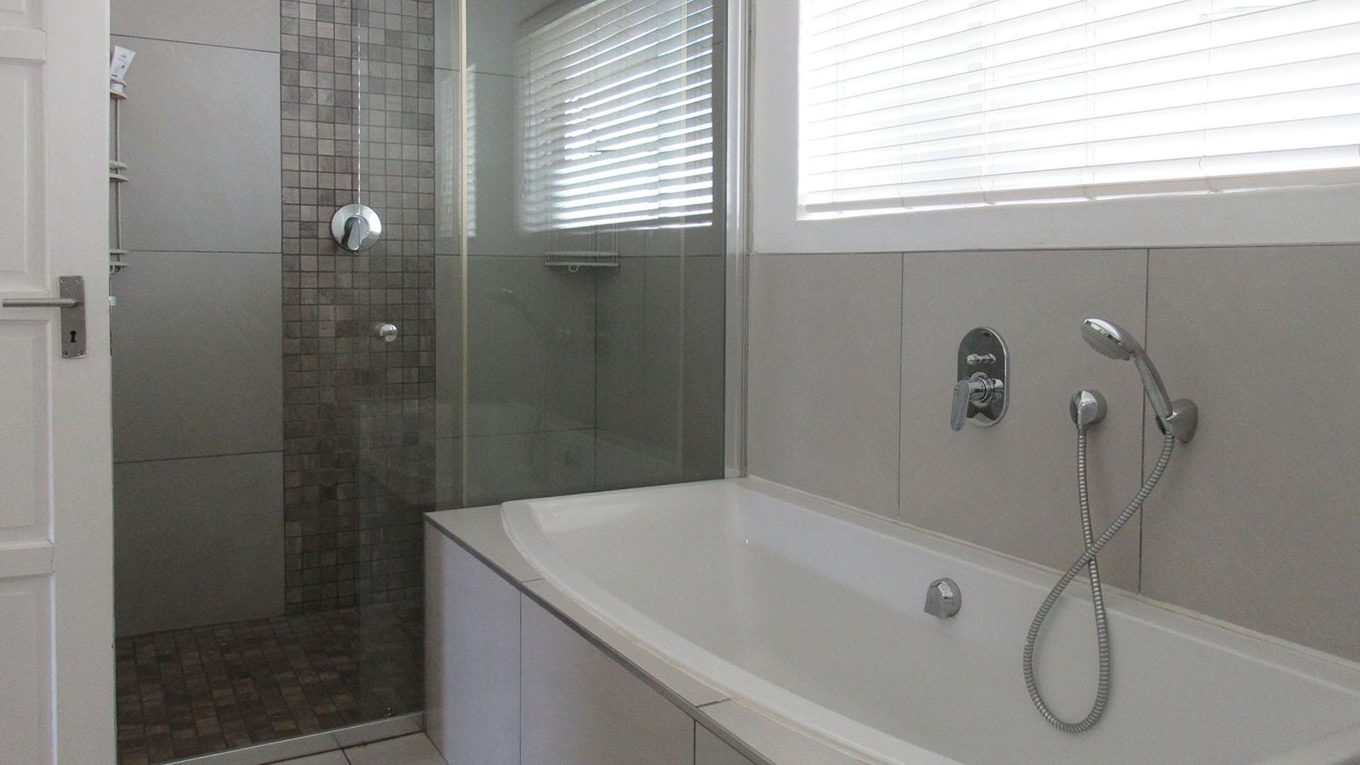 Bathroom 2 - 11 square meters of property in Fourways