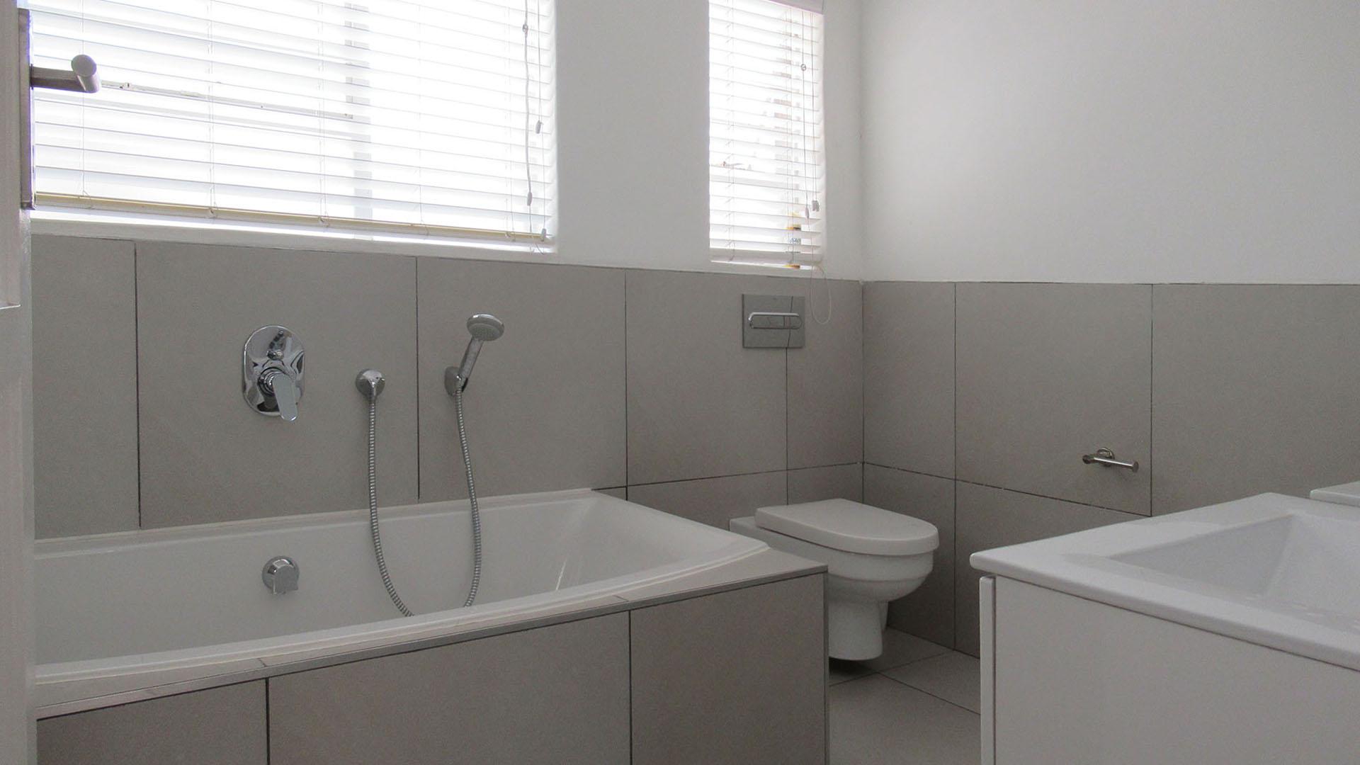 Bathroom 1 - 9 square meters of property in Fourways