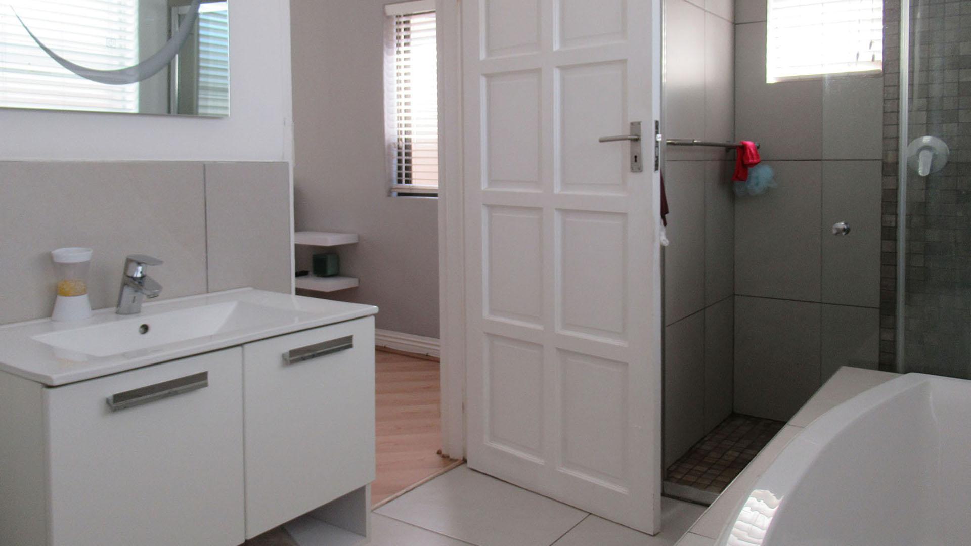 Bathroom 1 - 9 square meters of property in Fourways