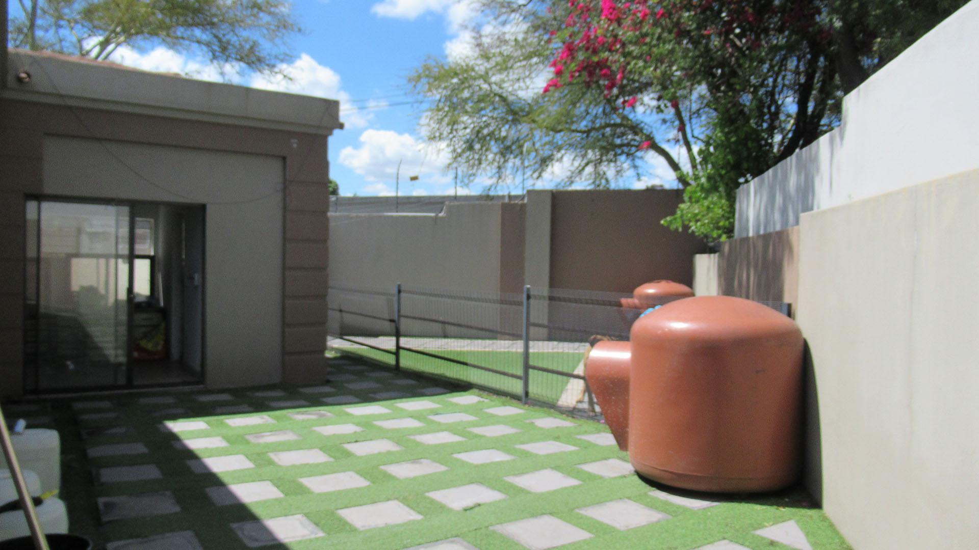 Spaces - 101 square meters of property in Fourways