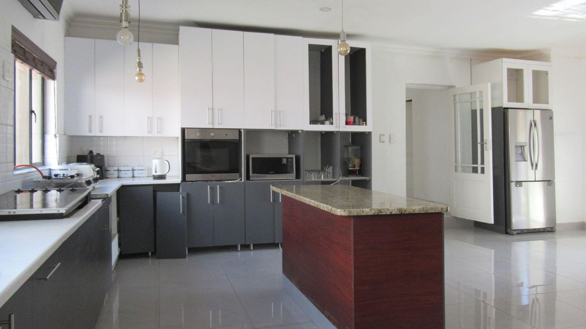 Kitchen - 53 square meters of property in Fourways