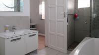 Bathroom 1 - 9 square meters of property in Fourways