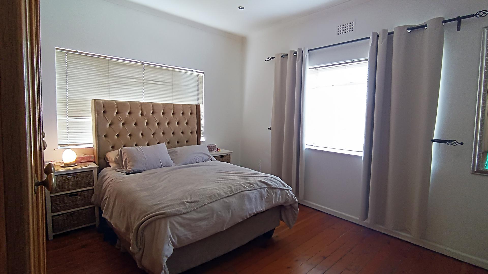 Bed Room 1 - 19 square meters of property in Parow East