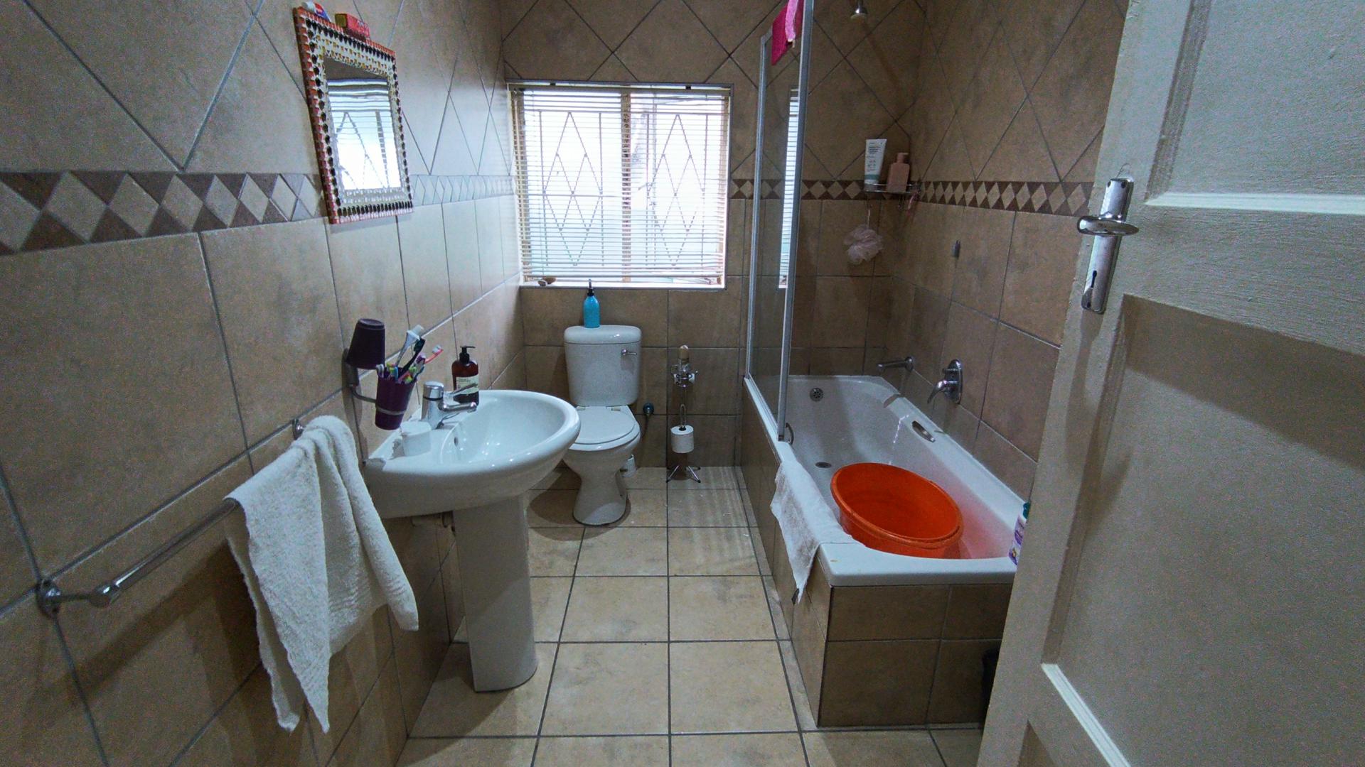 Bathroom 1 - 7 square meters of property in Parow East