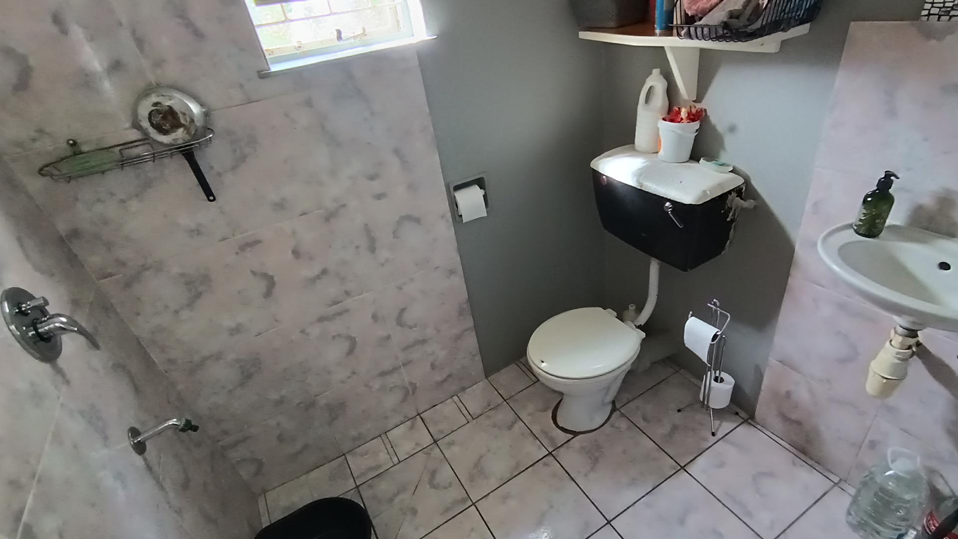 Bathroom 2 - 3 square meters of property in Parow East