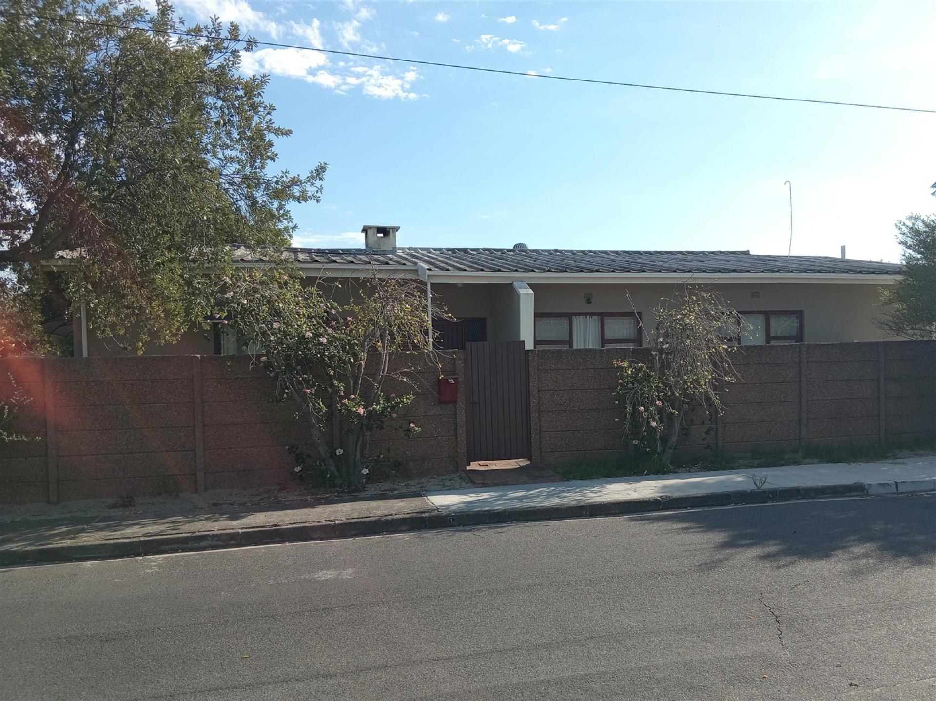 Front View of property in Chrismar