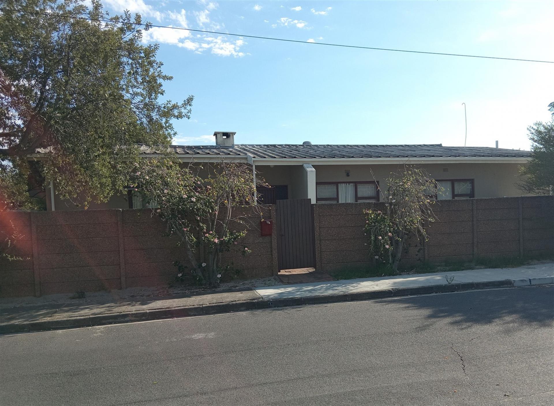 Front View of property in Chrismar