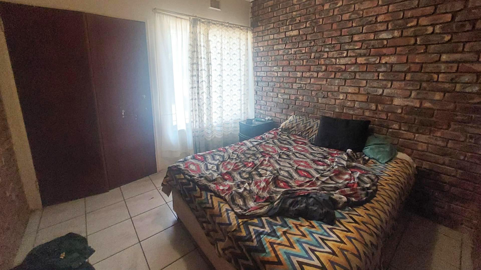 Bed Room 1 of property in Potchefstroom