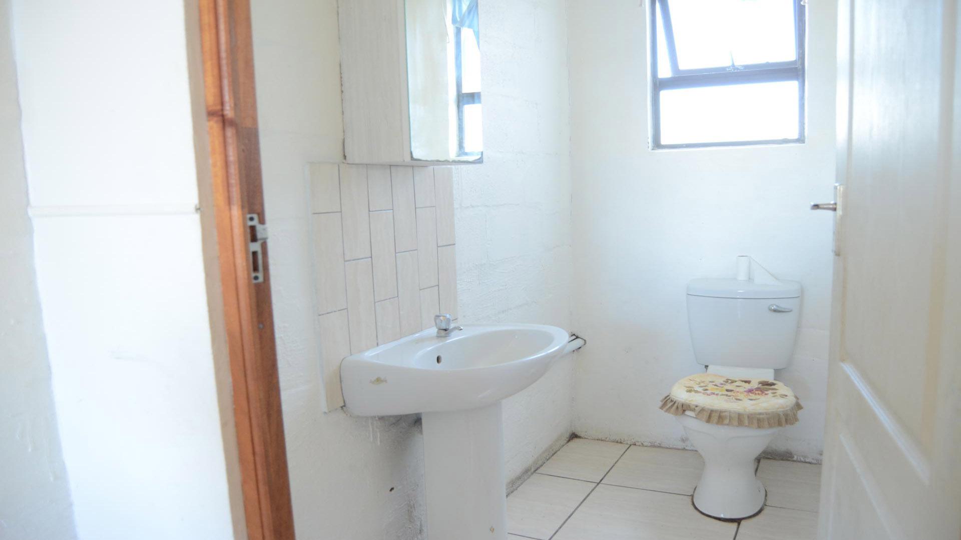 Guest Toilet of property in Kwanonqaba