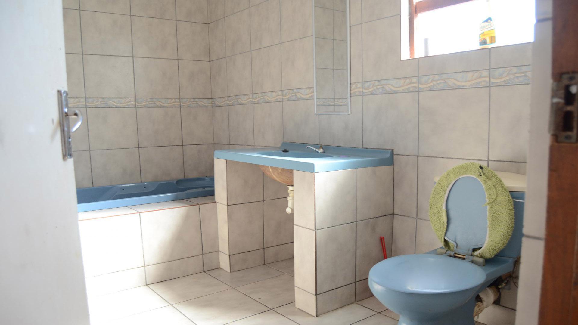 Bathroom 1 of property in Kwanonqaba