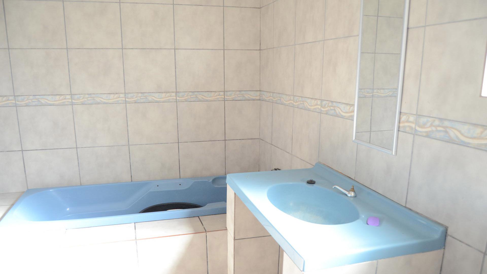 Bathroom 1 of property in Kwanonqaba