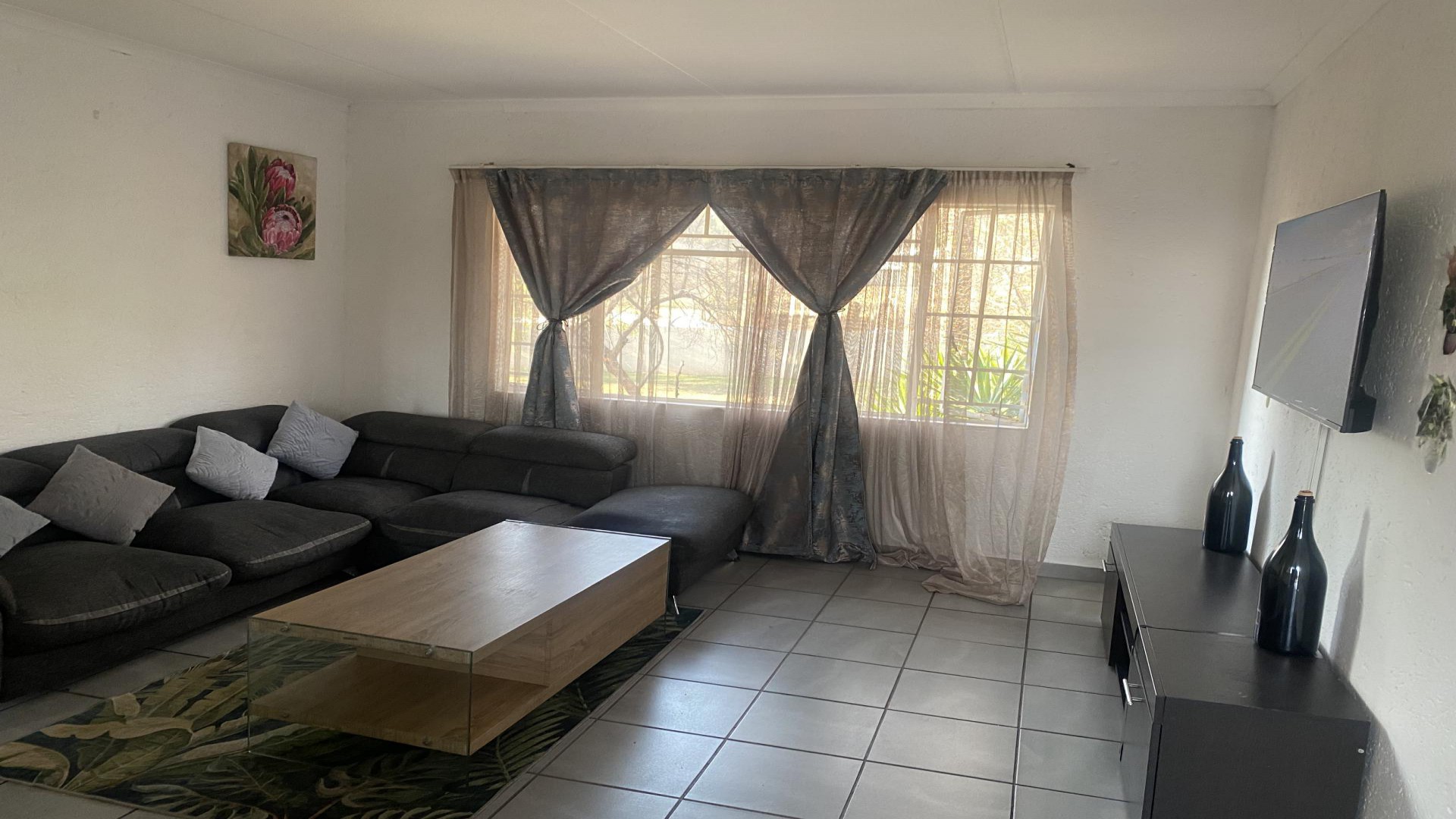 Lounges of property in Die Hoewes