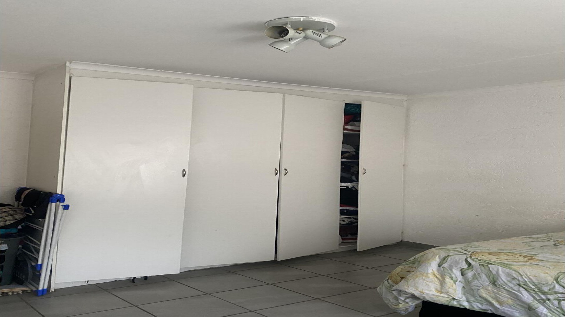 Bed Room 1 of property in Die Hoewes