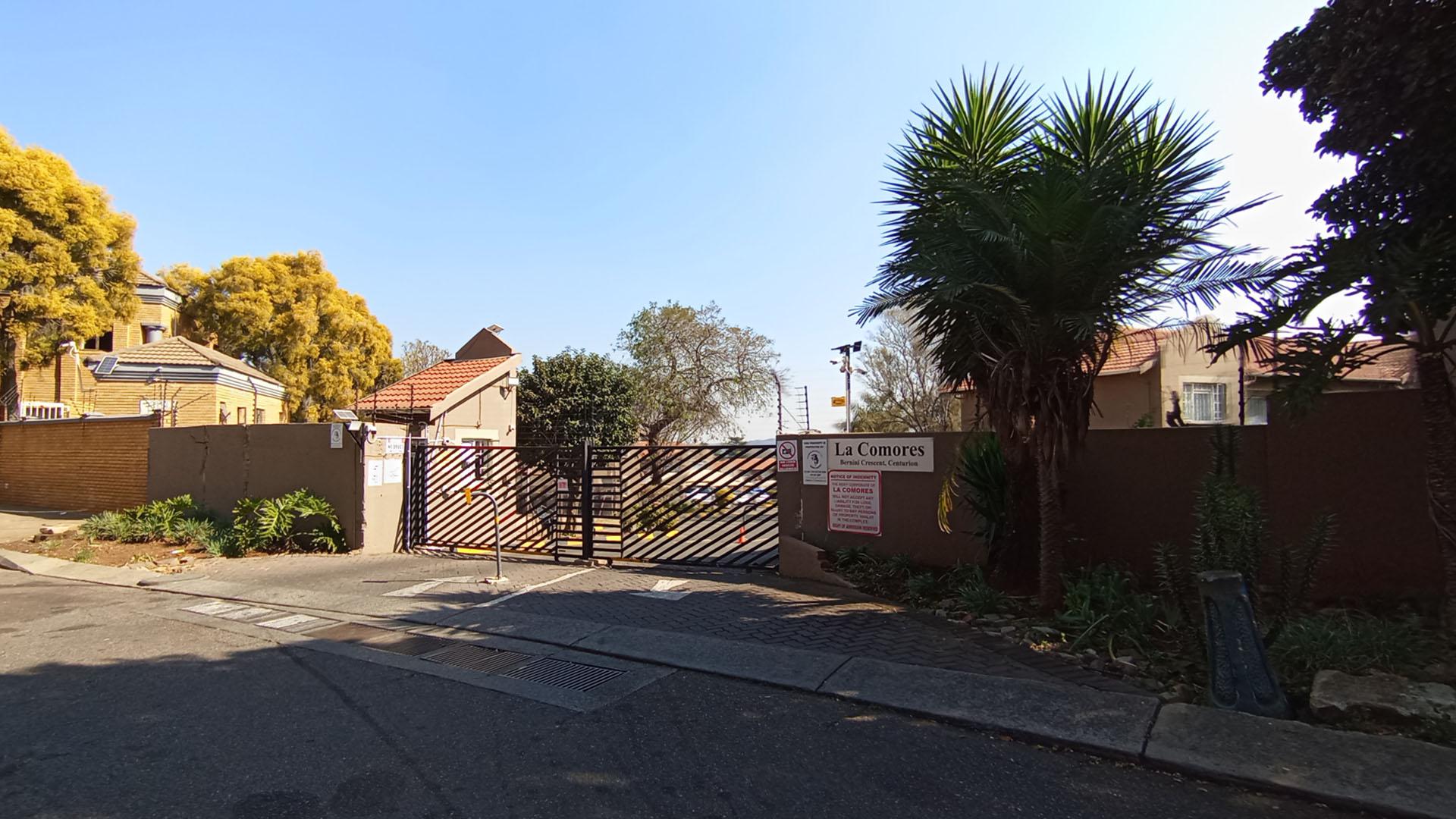 Front View of property in Die Hoewes