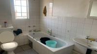 Bathroom 1 of property in Die Hoewes