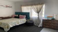 Bed Room 1 of property in Die Hoewes