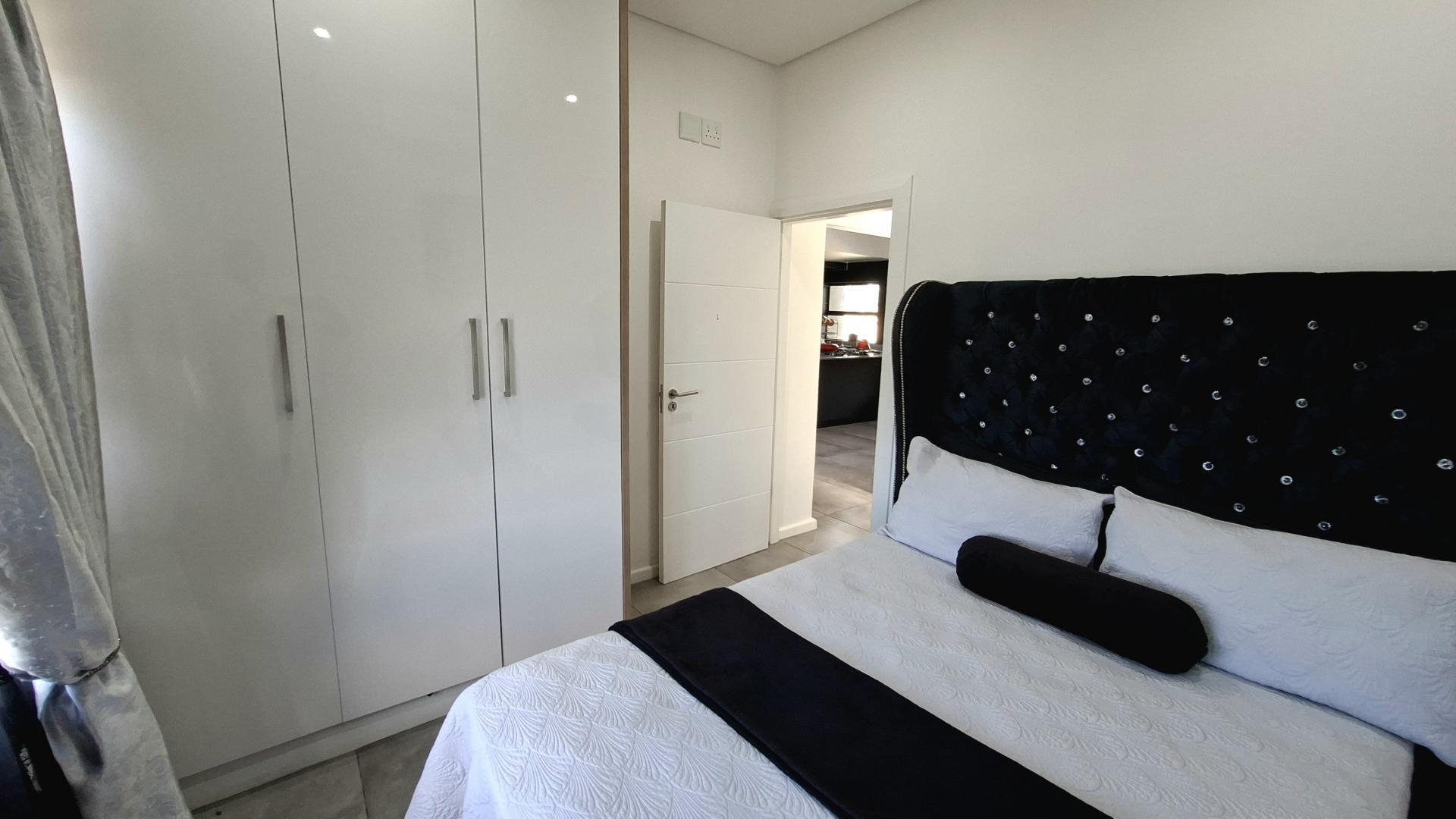 Bed Room 1 of property in Palm Lakes Family Estate