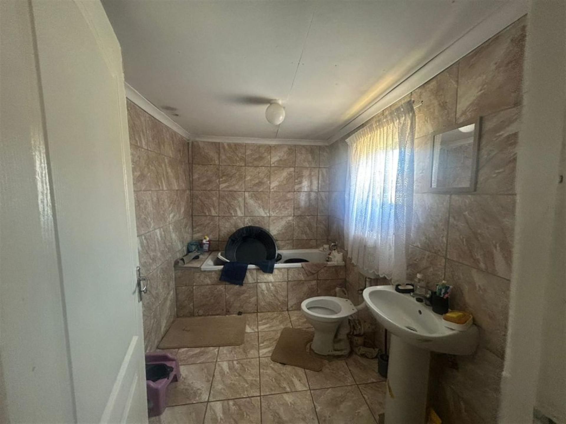 Bathroom 1 of property in Ibhayi (Zwide)