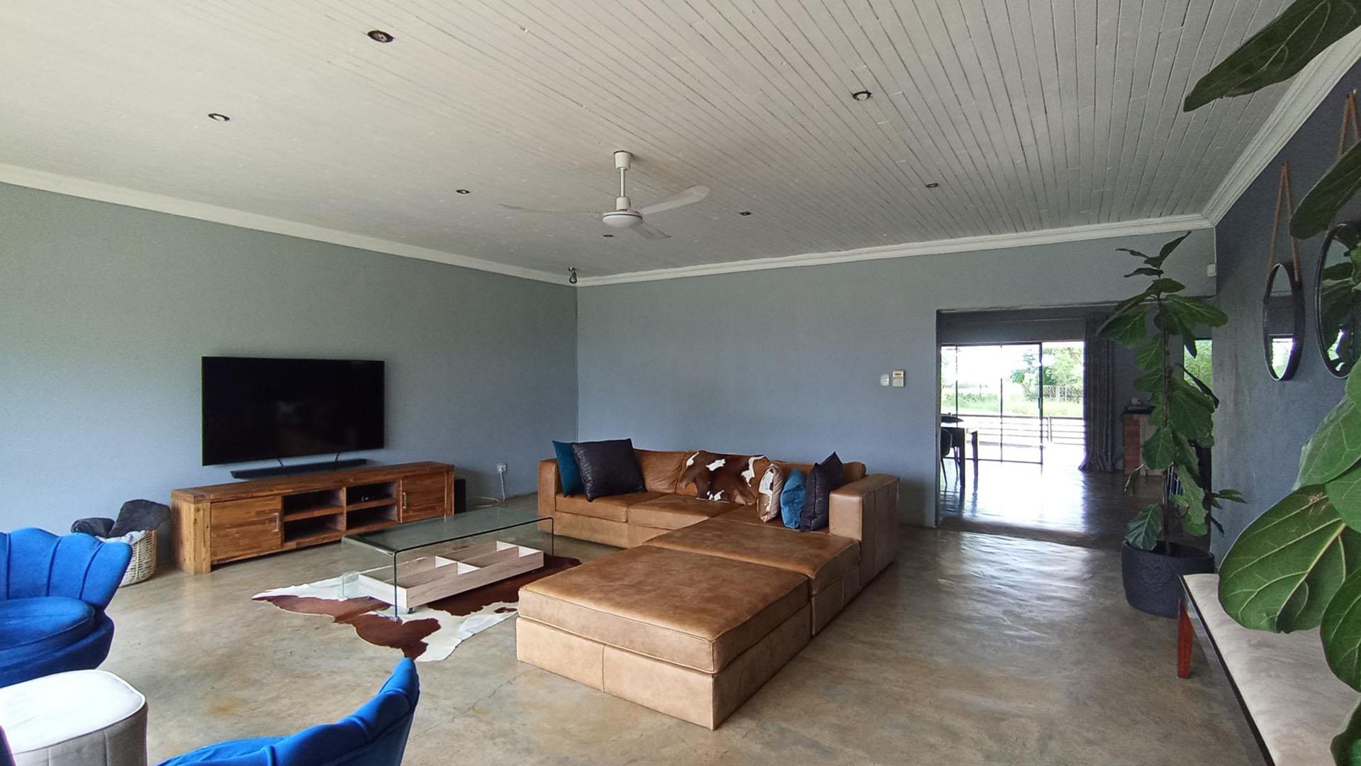 Lounges - 81 square meters of property in Soshanguve