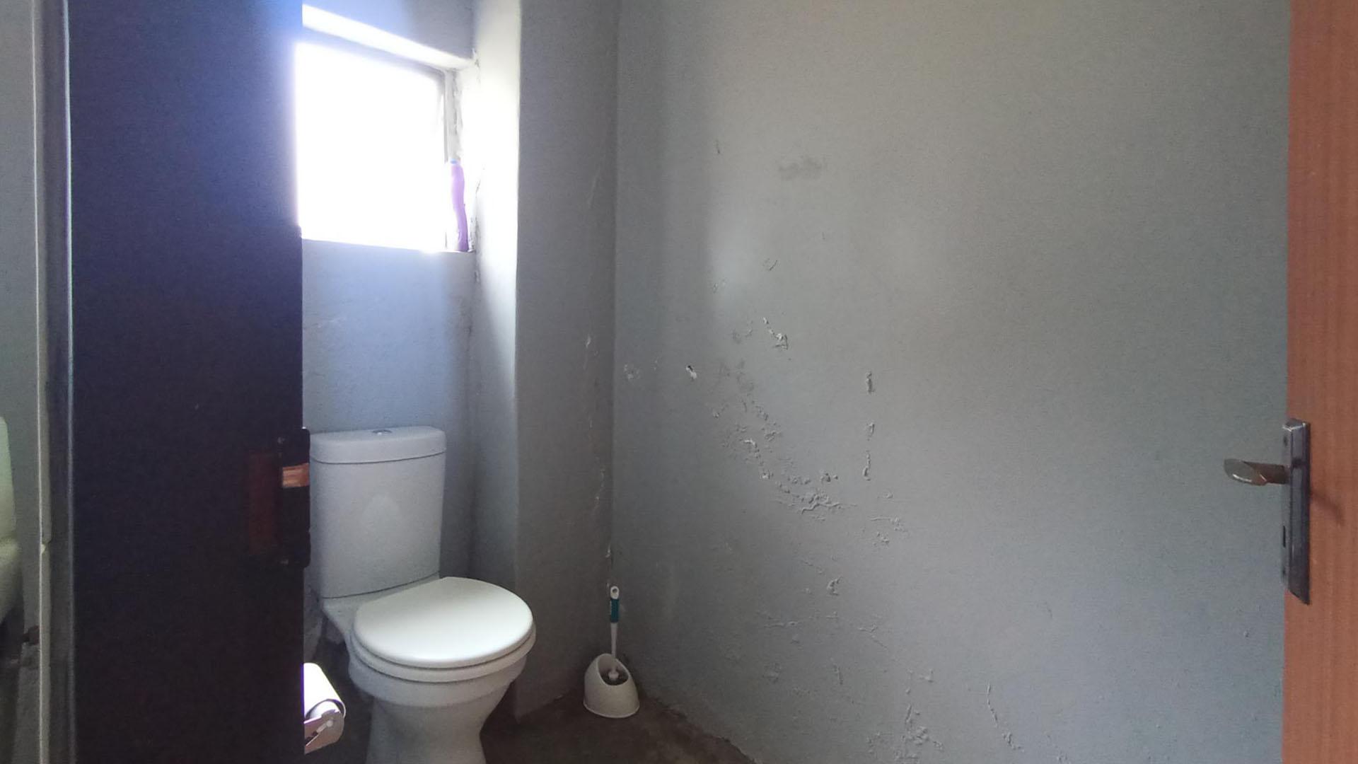 Main Bathroom - 10 square meters of property in Soshanguve