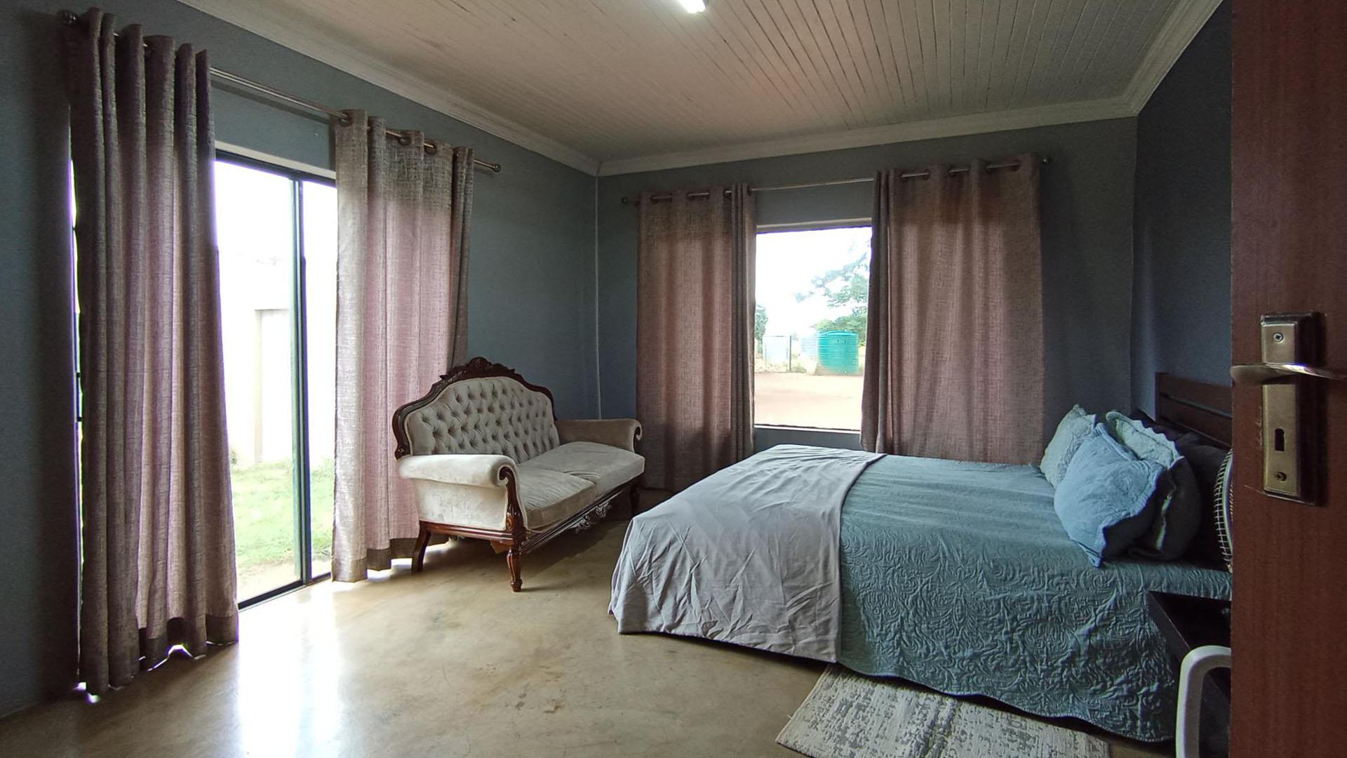 Bed Room 3 - 19 square meters of property in Soshanguve