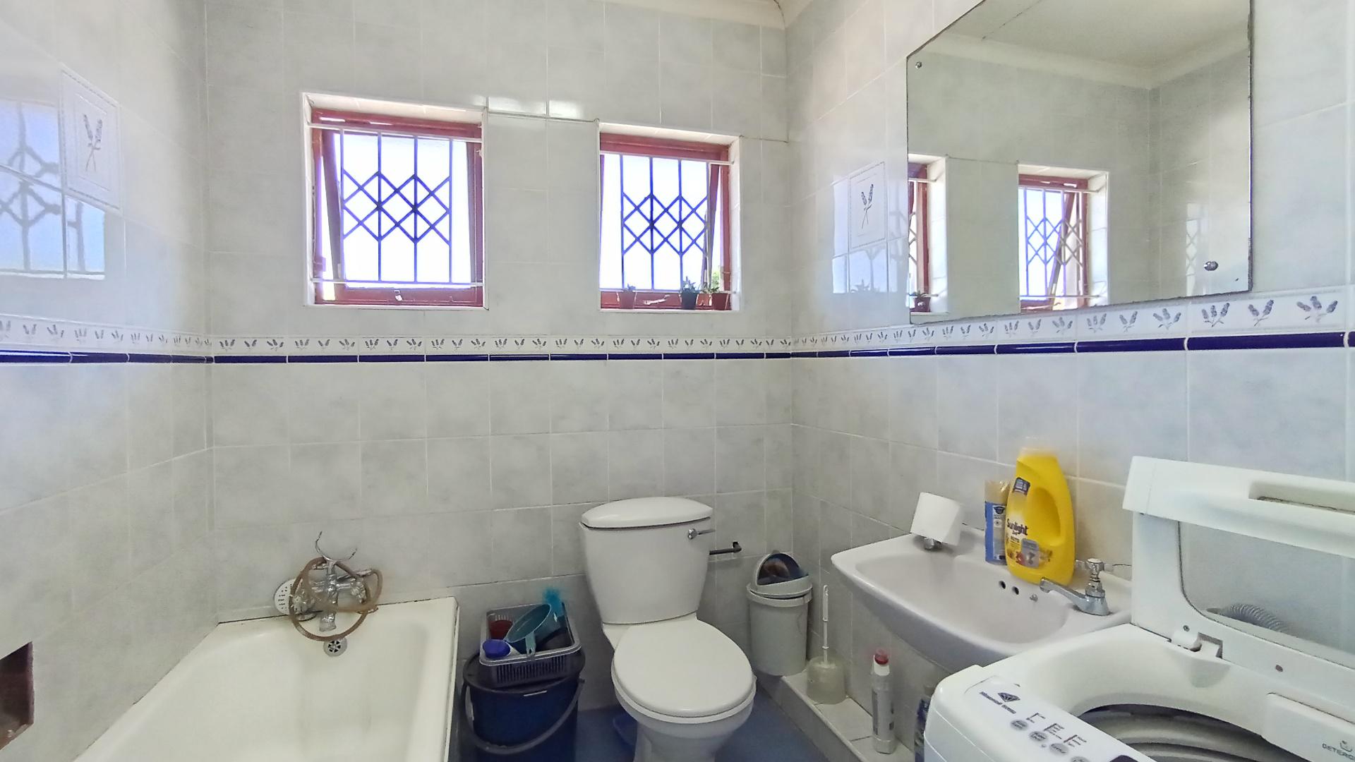 Bathroom 2 - 6 square meters of property in Hillary 