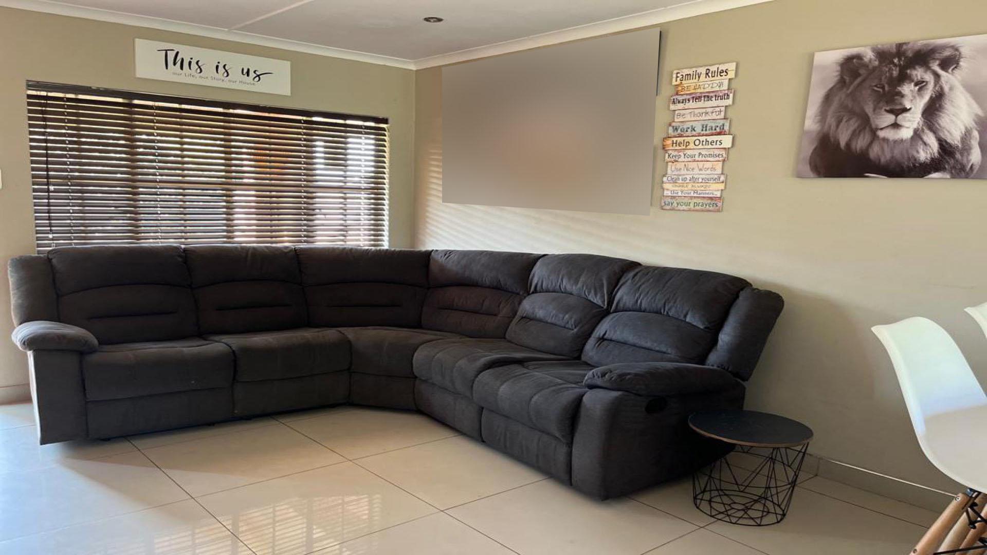 Lounges of property in Lincoln Meade