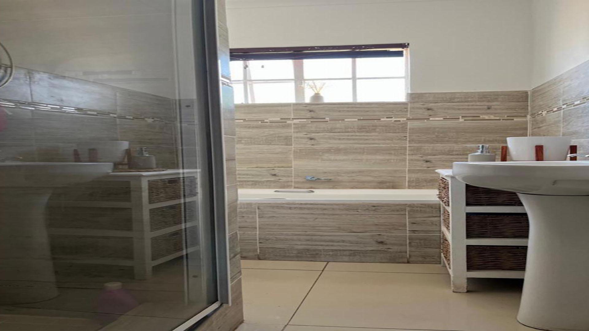 Bathroom 1 of property in Lincoln Meade
