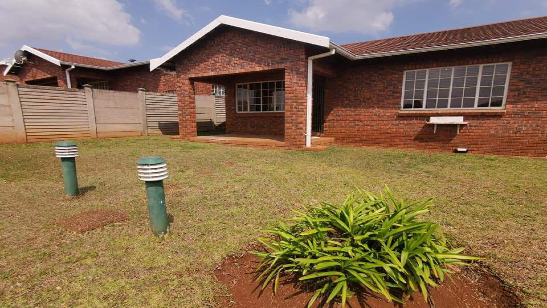 Front View of property in Lincoln Meade