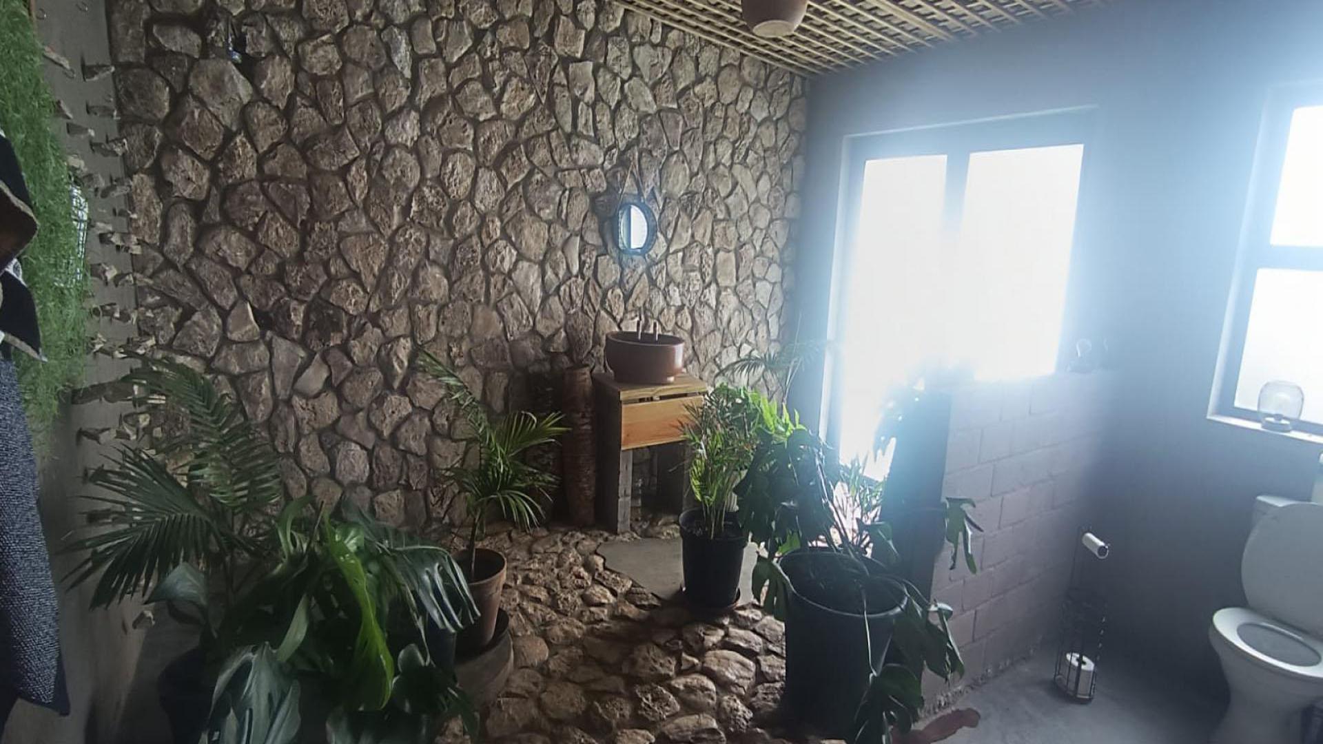 Main Bathroom of property in Jacobs Bay