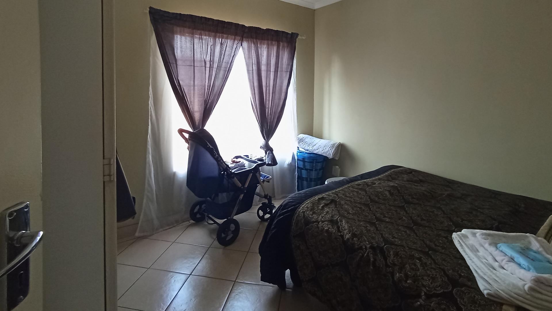 Bed Room 2 - 12 square meters of property in Equestria