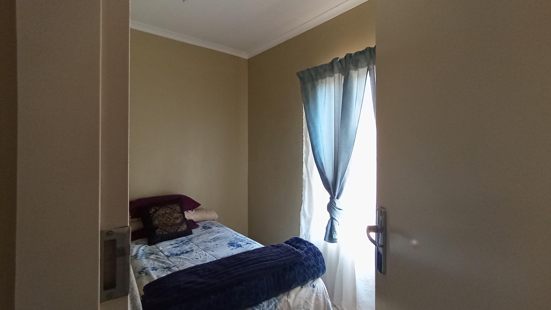 Bed Room 1 - 8 square meters of property in Equestria