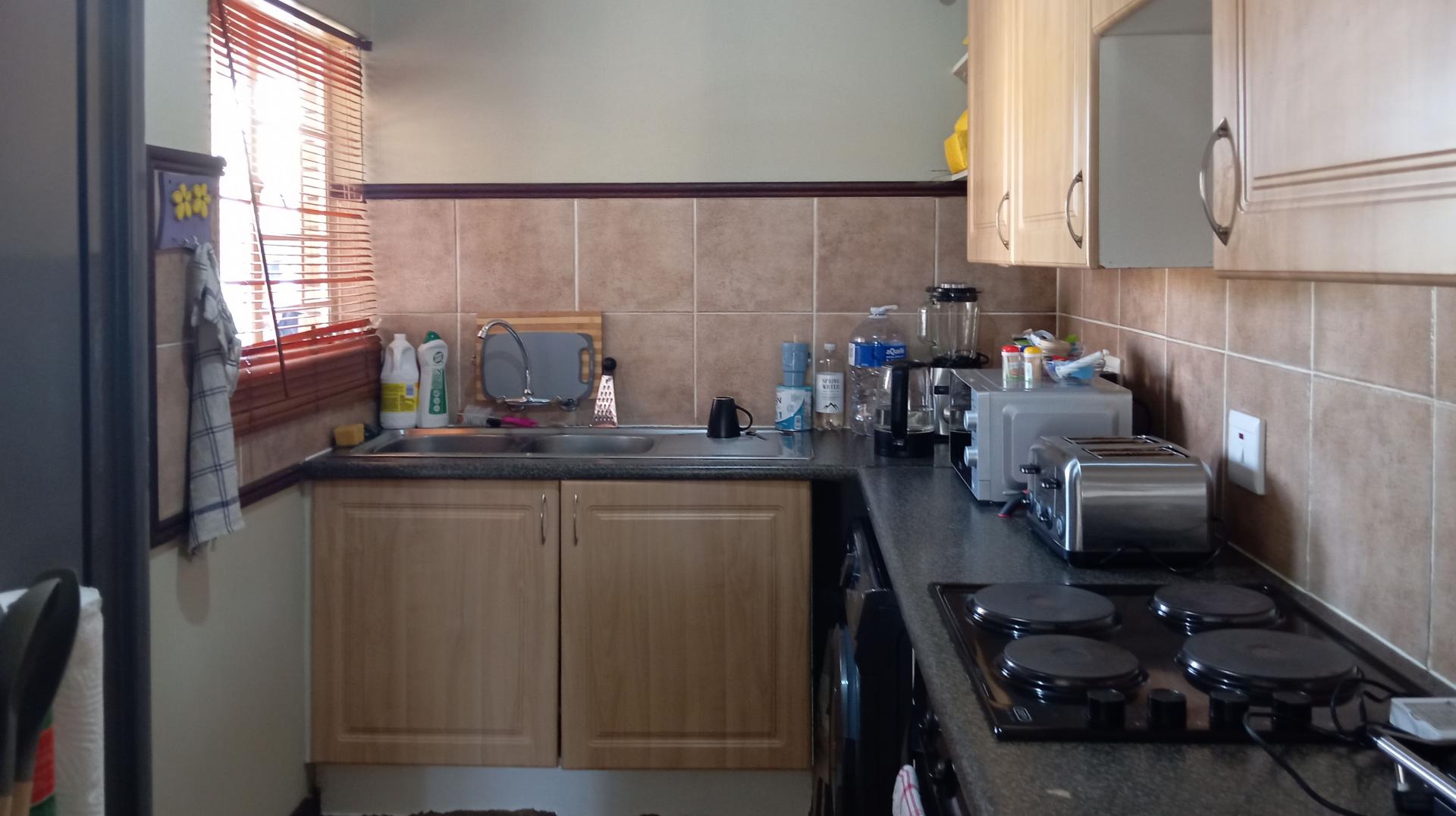 Kitchen - 8 square meters of property in Equestria